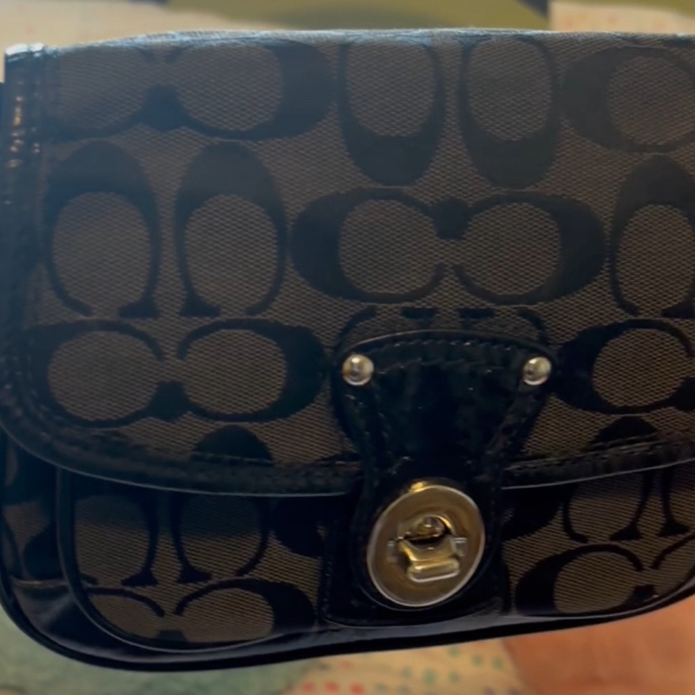 Cute small bag Coach signature shoulder bag, black w shiny patton leather acsesy